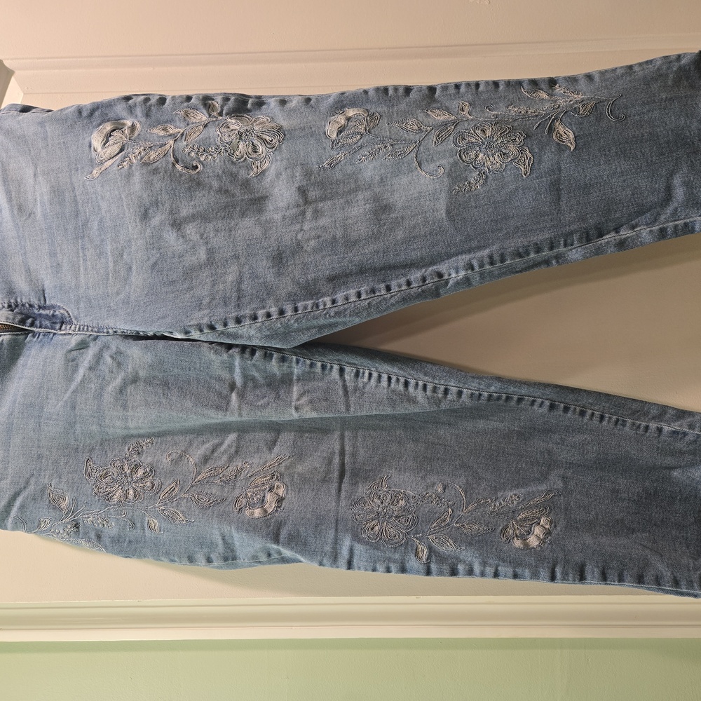 Lane Bryant embroidered crop jeans 👖 euc